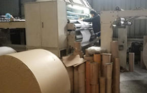 硬紙板圓盤-如圖所示,用硬紙板做一個圓盤,最外圍打一圈距離相等的小孔,第二圈打上許多距離不相等的,雜亂無章的小